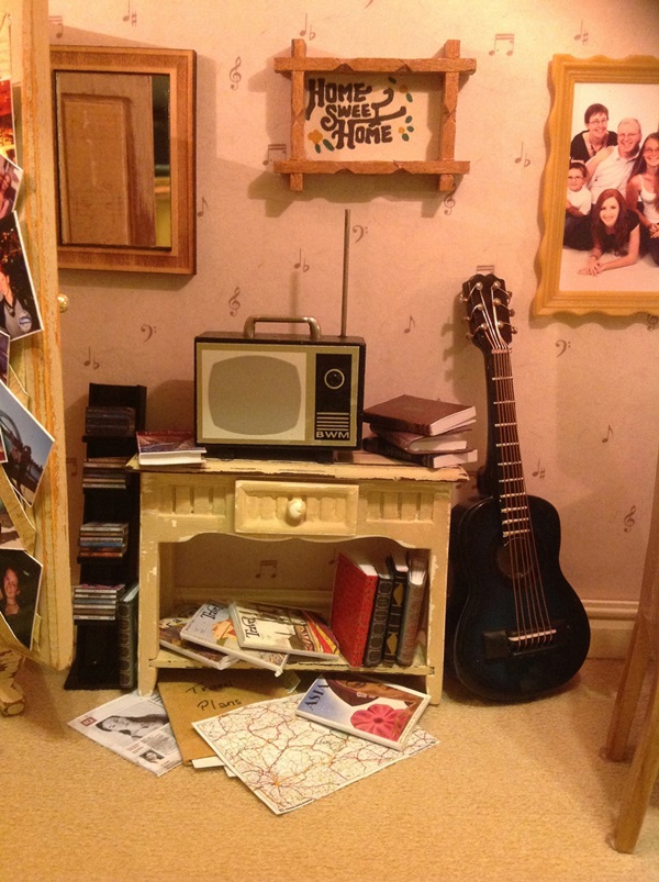 reuse guitar doll house (2)