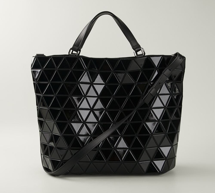 bao-bao-issey-miyake-black-geometric-pattern-tote-bag-pr_014