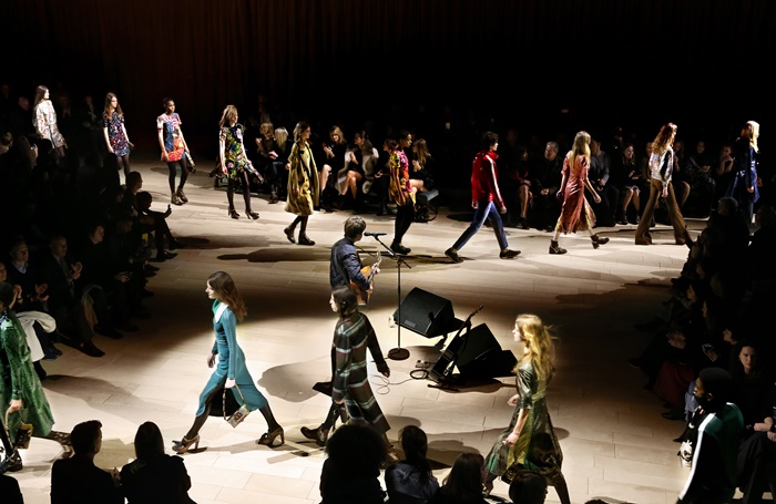 Burberry Womenswear February 2016 Show Finale_003