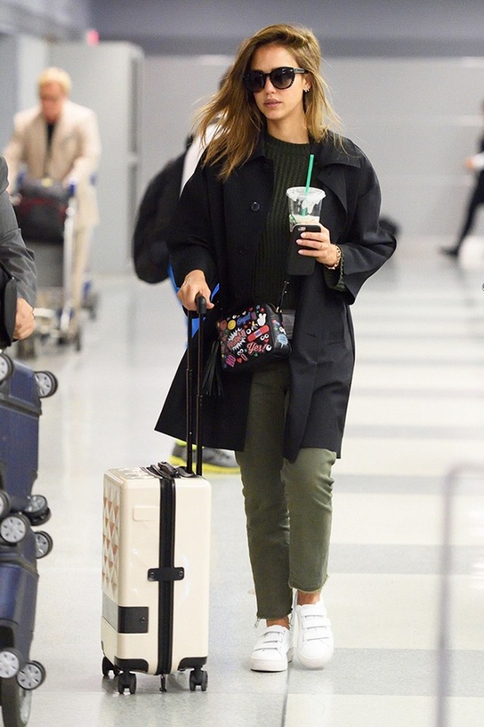 the-4-piece-airport-wardrobe-celebrities-swear-by-1869650-1471280549.640x0c