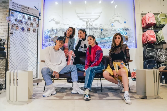 batch_0adidas Originals ICONSIAM -  Photo Zone