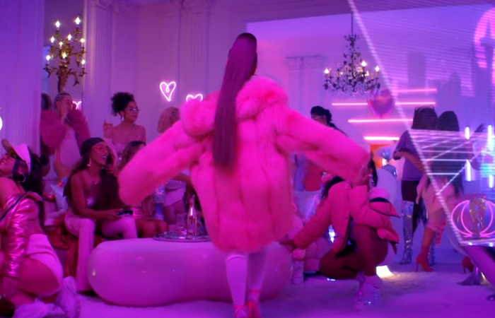 Ariana Grande - 7 rings 1-2 screenshot (1)